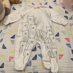 Carter’s bears zip onesie, 3m